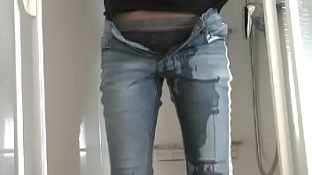 Preview 3 of Czech Massage Hidden Camera - Pissen und abspritzen in Jeans