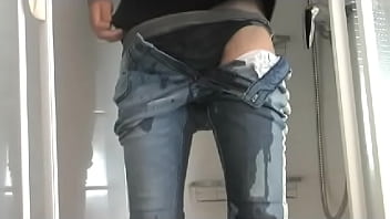 Preview 4 of Czech Massage Hidden Camera - Pissen und abspritzen in Jeans