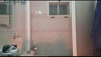 Preview 1 of Glory Holey Fuck - Camara oculta mi hermanastra duchandose
