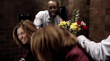 Preview 2 of Rim And Ass Fuck - Dawn Olivieri - House of Lies - Sexo salvaje en el ba&ntilde_o - Un interracial entre Don Cheadle y Dawn Olivieri
