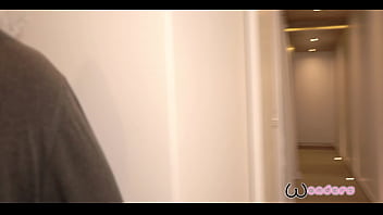 Preview 1 of Grandpa Milf Teen - Le doy propina extra a la repartidora para cogermela