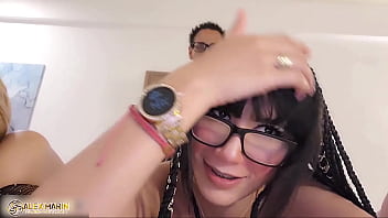 Preview 1 of Fuel On Girl - Mi novia graba todo en selfi mientras yo me cojo a sus 2 amigas y me divierto mucho verlas gritar