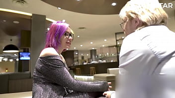 Preview 1 of Main Kelas - An awkward first date at a conference