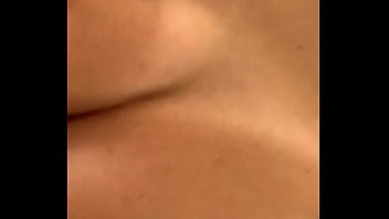 Preview 2 of Www Rexnxx Cnm - Esposa Caliente coge con el vecino teniendo puesto Plug Anal