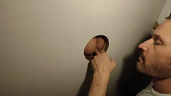 Preview 2 of Dani Danial Hard Sex - O casado dotado pegando o desconhecido no glory hole