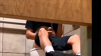 Preview 2 of Spooning Cumming Mom - Dotado aliviando no banheiro da academia
