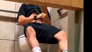 Preview 1 of Spooning Cumming Mom - Dotado aliviando no banheiro da academia