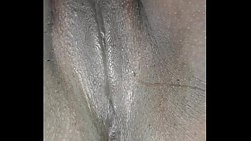 Preview 1 of Ermana Peluda Un Coge Xxxcaseros - Preparando a buceta e o cuzinho da negona para meter tudo!
