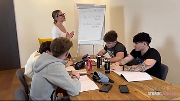 Preview 2 of 21 Natural 202 Teen Video Foking - LA PROF &amp_ LA CLASSE Durante le ripetizioni di inglese a 4 ragazzini,  noto che l&rsquo_unico che segue &egrave_ Leo,  ...