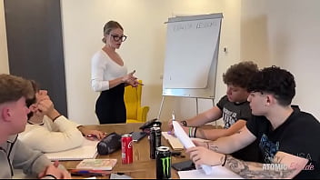 Preview 1 of 21 Natural 202 Teen Video Foking - LA PROF &amp_ LA CLASSE Durante le ripetizioni di inglese a 4 ragazzini,  noto che l&rsquo_unico che segue &egrave_ Leo,  ...