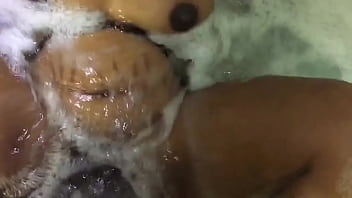 Preview 3 of Strip Raped - nao resisti e transei com a morena na banheira 1parte