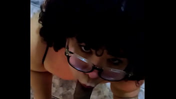 Preview 2 of Mom Teach Ass Fucking - Trans de joelho chupando gostoso
