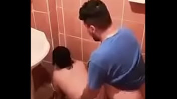 Preview 4 of Vera Farming A - Me cojo a mi esposa en el ba&ntilde_o y me da una super mamada