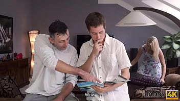Preview 1 of Hot Slutty Celebs - DADDY4K. Un mec exp&eacute_riment&eacute_ p&eacute_n&egrave_tre chaud GF pendant qu&#039_un mec