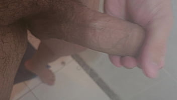 Preview 3 of Xxx Seks Public 1000 - Cuidando bem do brinquedinho da esposa