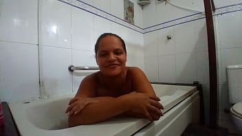 Preview 1 of Adele Taylor Playboy - Paty filma banho pelada s&oacute_ pra ganhar seguidores