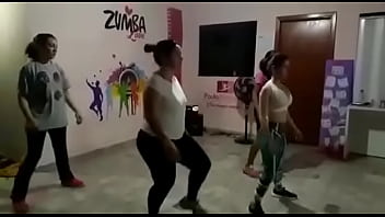 Preview 1 of Mom Thicha Sister - Gordinha dancando funk - Adriany