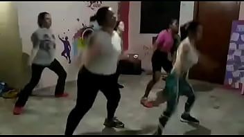 Preview 4 of Mom Thicha Sister - Gordinha dancando funk - Adriany