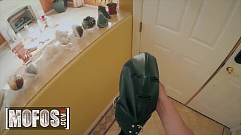 Preview 1 of Periscope Italian - Sexy MILF (Lisey Sweet) Loves Some Light Bondage Before A Wild Rough Fucking - Mofos