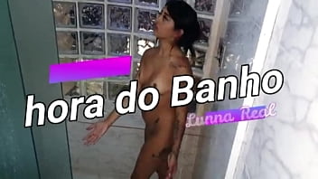 Preview 1 of Findyoga Lesson Sex - Novinha puta Lunna Real &eacute_ flagada tomando banho - Young girl masturbating in shower