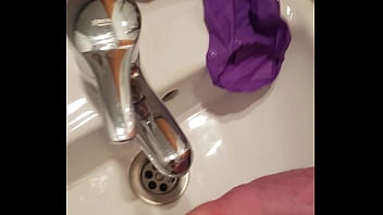 Preview 2 of Chxxcom - Corridita en el lavabo