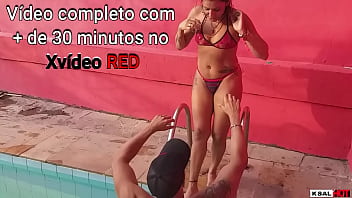 Preview 1 of Message Girls - Ksal hot chega no clube,  e vai curtir uma piscina,  e acaba que os dois fode gostoso na frente todo mundo na piscina