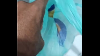Preview 1 of Indian Saga Sex - O que voc&ecirc_ tem no teu congelador?Eu tenho 500ml de porra congelada.