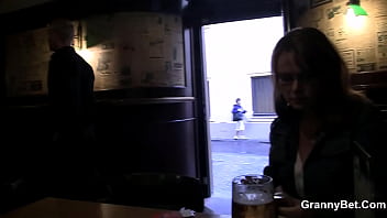 Preview 1 of Cojiendo Colegiala En Mesa - Guy picks up big tits old mature in the bar