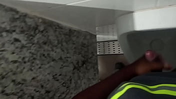 Preview 1 of Mom In Hotel Room - Trabalhandor fazendo banheirao da academia