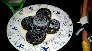 Preview 1 of Hottest Amatuer Teen - PUSSY PLAY WITH OREO