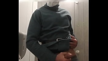 Preview 4 of Anime Futa Lesbians - pipi dans les toilettes de la salle de sport,  uro.
