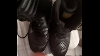 Preview 1 of Geseeli Mari - Gozando no coturno do policial