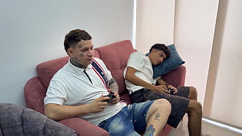 Preview 2 of Docter Fucks Sleeping Patiant - Mientras mi marido juega con su mejor amigo en el play,  yo aprovecho para seducirlo y termina cogiendome duro.