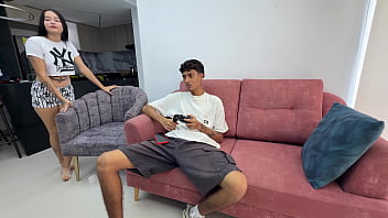 Preview 1 of Docter Fucks Sleeping Patiant - Mientras mi marido juega con su mejor amigo en el play,  yo aprovecho para seducirlo y termina cogiendome duro.