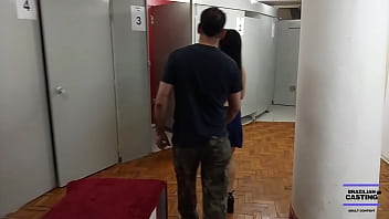Preview 2 of Pornstarleah Gotti - Casal vai cabine erotica fazer sexo gostoso acaba encontrando o punheteiro acaba comendo a mulher do corno .(assista no red)