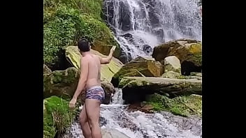 Preview 1 of Dad Daughter Missionary Fuck - Homens gays foram para a cachoeira se divertir bastante,  ainda se chupam deliciosamente metendo a lingu&aacute_ em seu cuzinhos