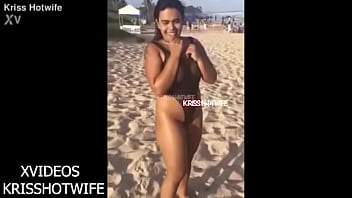 Preview 1 of Seks In Cartoon - Kriss Hotwife Se Exibindo Com Mai&ocirc_ Transparente Na Praia De Salvador