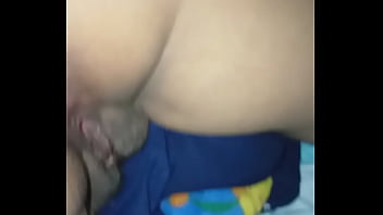 Preview 1 of Amateur Cum On Her Back - Mi prima deja que le termine adentro