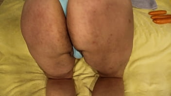 Preview 1 of Femdom Mistress Pissing In Slave - Putona n&atilde_o tem pau grosso para lhe rasgar o cu e enfia duas cenouras no cu frouxo at&eacute_ peidar de t&atilde_o aberto