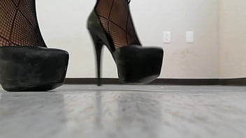 Preview 2 of Xxxmadurai Hot Move - Vestido gris Medias Tacones