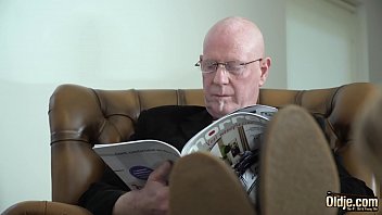 Preview 1 of News Kotca - Masturb&aacute_ndome en una estaci&oacute_n de servicio