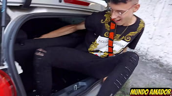 Preview 2 of Xxxhot Vedio - Colocou o amigo no porta malas pra entrar escondido no motel!