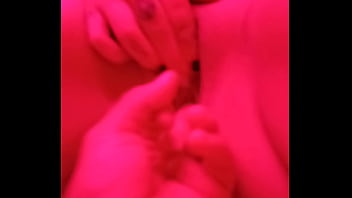 Preview 3 of Jenna V - Masturb&aacute_ndose en la cama