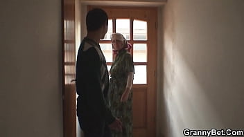 Preview 1 of Sex Video Somali Download - Shaved-pussy old mature pleases an young dude