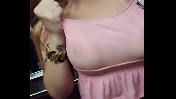 Preview 1 of Marika Couple Squirt Massage - Safadinha no predio... fazendo os vizinhos me tocar no elevador.... a melhor parte esta no bolivianamimi.tv