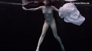Preview 4 of Irmao E Irman - Mega hot underwater erotics with Andrejka