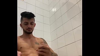 Preview 2 of Fucked Arab Women In Hijabs - Dando aquela aliviada no banheiro
