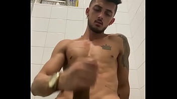 Preview 3 of Fucked Arab Women In Hijabs - Dando aquela aliviada no banheiro