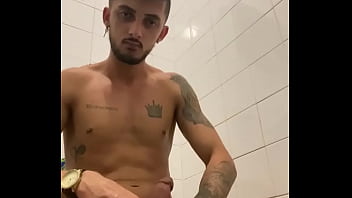 Preview 1 of Fucked Arab Women In Hijabs - Dando aquela aliviada no banheiro