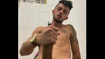 Preview 4 of Fucked Arab Women In Hijabs - Dando aquela aliviada no banheiro